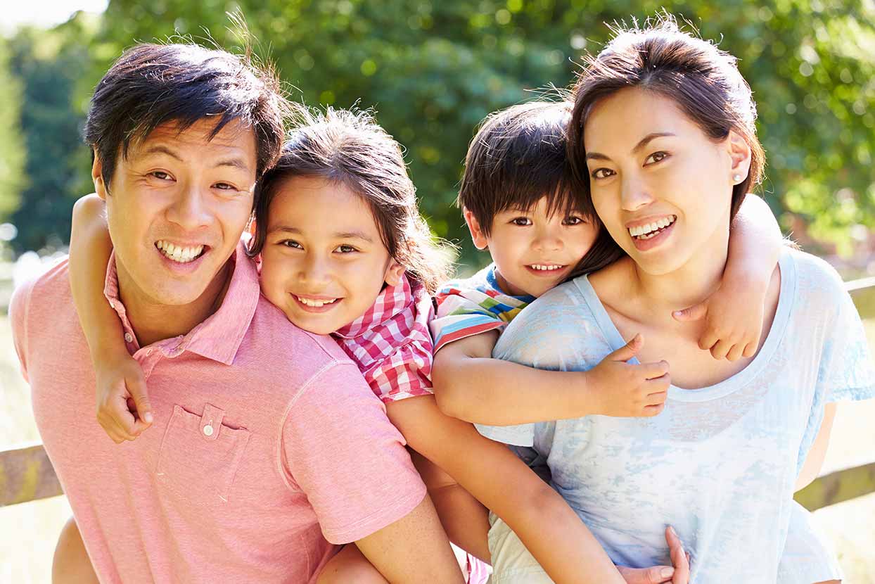 Família com dois filhos pequenos