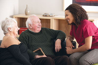 Enfermera visitando a una pareja de ancianos en su casa