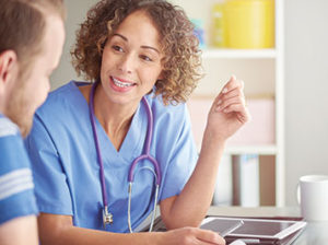 Médico a ajudar o doente