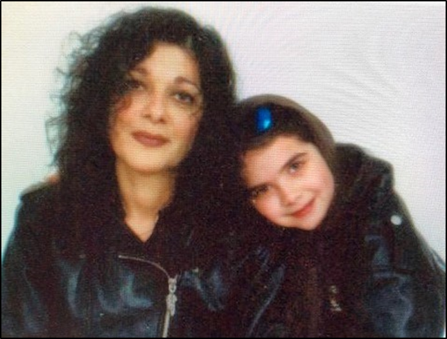 cheryl n daughter ឈីរីល និង កូន ស្រី របស់ នាង អេលីហ្សាប៊ែត ពាក់ អាវ ស្បែក