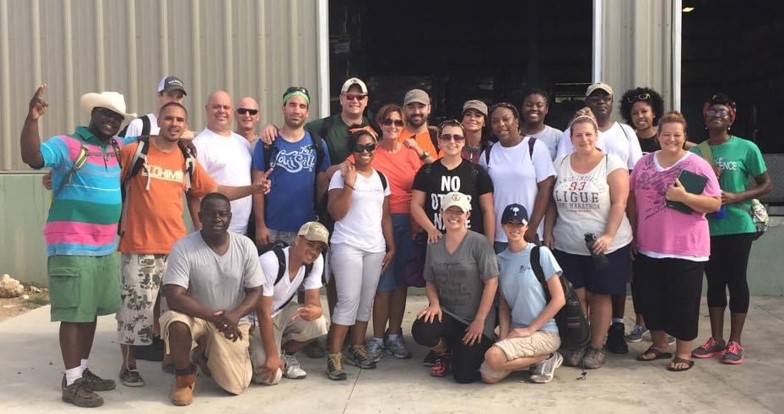 Primer viaje misionero de Isiah a Haití en 2014. (Se puede ver a Isiah arrodillado en primera fila - segundo por la izquierda con camiseta blanca y gorra de béisbol color canela).