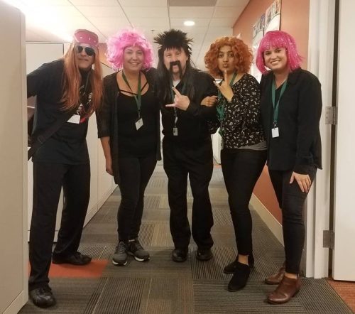 Christina com a sua "família de trabalho" para o Halloween 2019. Vistos na foto da esquerda para a direita são: Brian, Christina, Bill, Nidhi e Delaney .