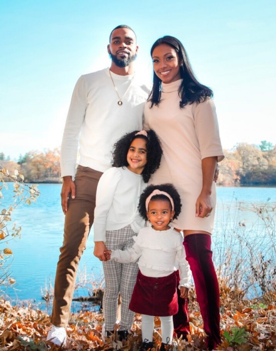 Natalya con su marido Mark y sus hijas Londyn y Mia.