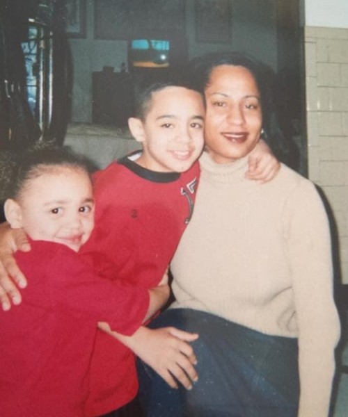 Isiah (en el centro) fotografiado con su madre y su primo mientras crecía en Rhode Island.