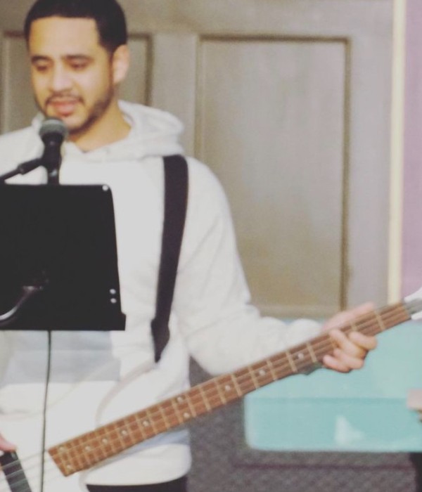 Isiah-playing-guitar-in-church-band អ៊ីសៀ បាន រួម ចំណែក ដល់ ទេពកោសល្យ តន្ត្រី របស់ គាត់ ដល់ ក្រុម តន្ត្រី ព្រះវិហារ របស់ គាត់ ។