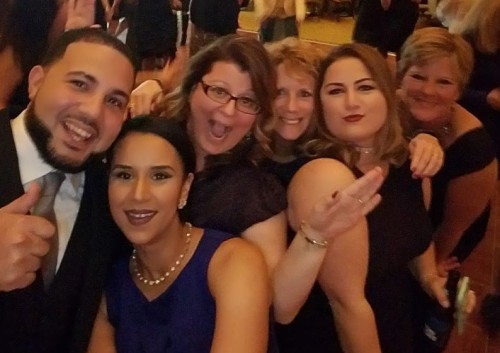 Lauriza e colegas da Equipa de Gestão Médica em modo de celebração na Gala de 2016 Neighborhood . Da esquerda para a direita são: Ruben, Lauriza, Fátima, Sara, Simone, e Linda.