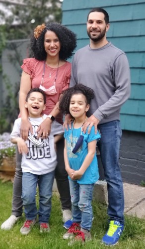 LMR-family-photos-2021_CROPPED-599×1024 Lauriza with husband Martin and their twins,
Jordan and Lilyana.