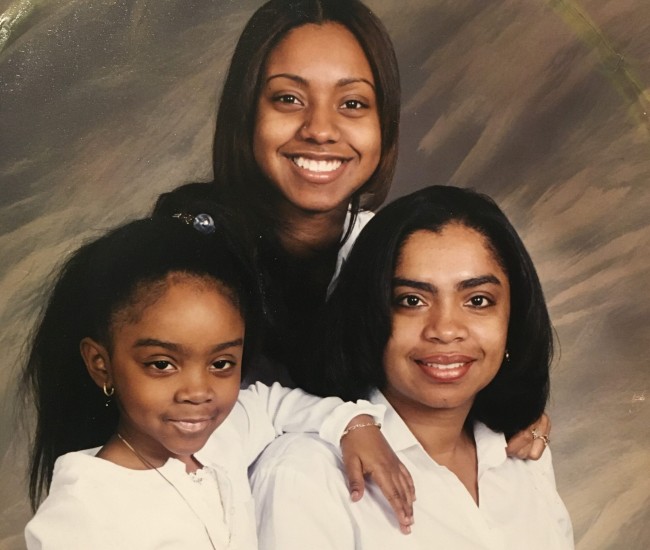 Una Natalya de 16 años (al fondo) con su hermana Alexia y su madre Syvonne.