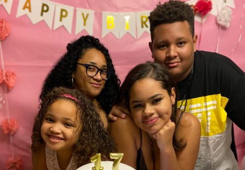 Tanairi con sus hijos Rexi (delante a la izquierda), Laila (delante a la derecha) y Jayzani (detrás) en la celebración del 17º cumpleaños de Laila el año pasado.